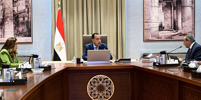 رئيس الوزراء يتابع مع محافظ بورسعيد عددا من المشروعات الاستثمارية الجاري تنفيذها بالمحافظة رئيس الوزراء يتابع مع محافظ بورسعيد عددا من المشروعات الاستثمارية الجاري تنفيذها بالمحافظة