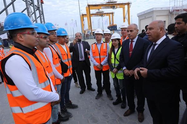 وزير النقل يتفقد أعمال التشغيل التجريبى لمحطة تحيا مصر بميناء الإسكندرية
