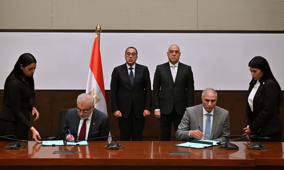 رئيس الوزراء يشهد توقيع عقد تخصيص أرض بالقاهرة الجديدة لإقامة نشاط عمرانى بـ300 مليون دولار