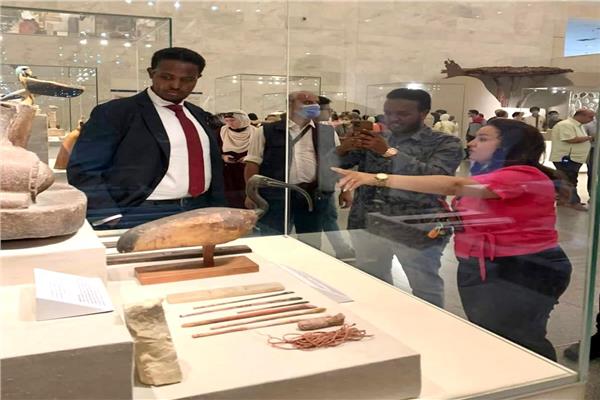 نجل الرئيس الصومالى يزور المتحف القومى للحضارة المصرية بالفسطاط