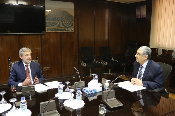 وزير النقل يبحث مع وزير التكنولوجيا والصناعة المجرى توطين صناعة السكك الحديدية بمصر 