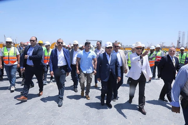 وزير النقل يتفقد المشروعات الجاري تنفيذها بميناء الاسكندرية