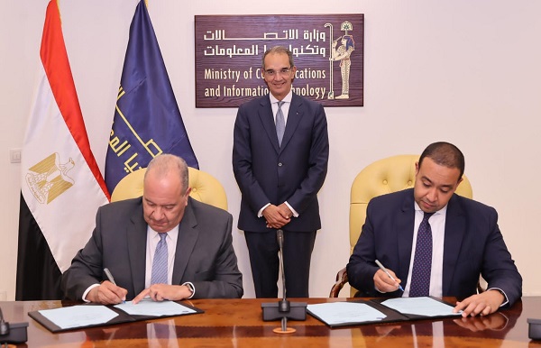 وزير الاتصالات يشهد توقيع عقد لإنشاء المرحلة الثانية من مركز البيانات الإقليمى (RDH) 