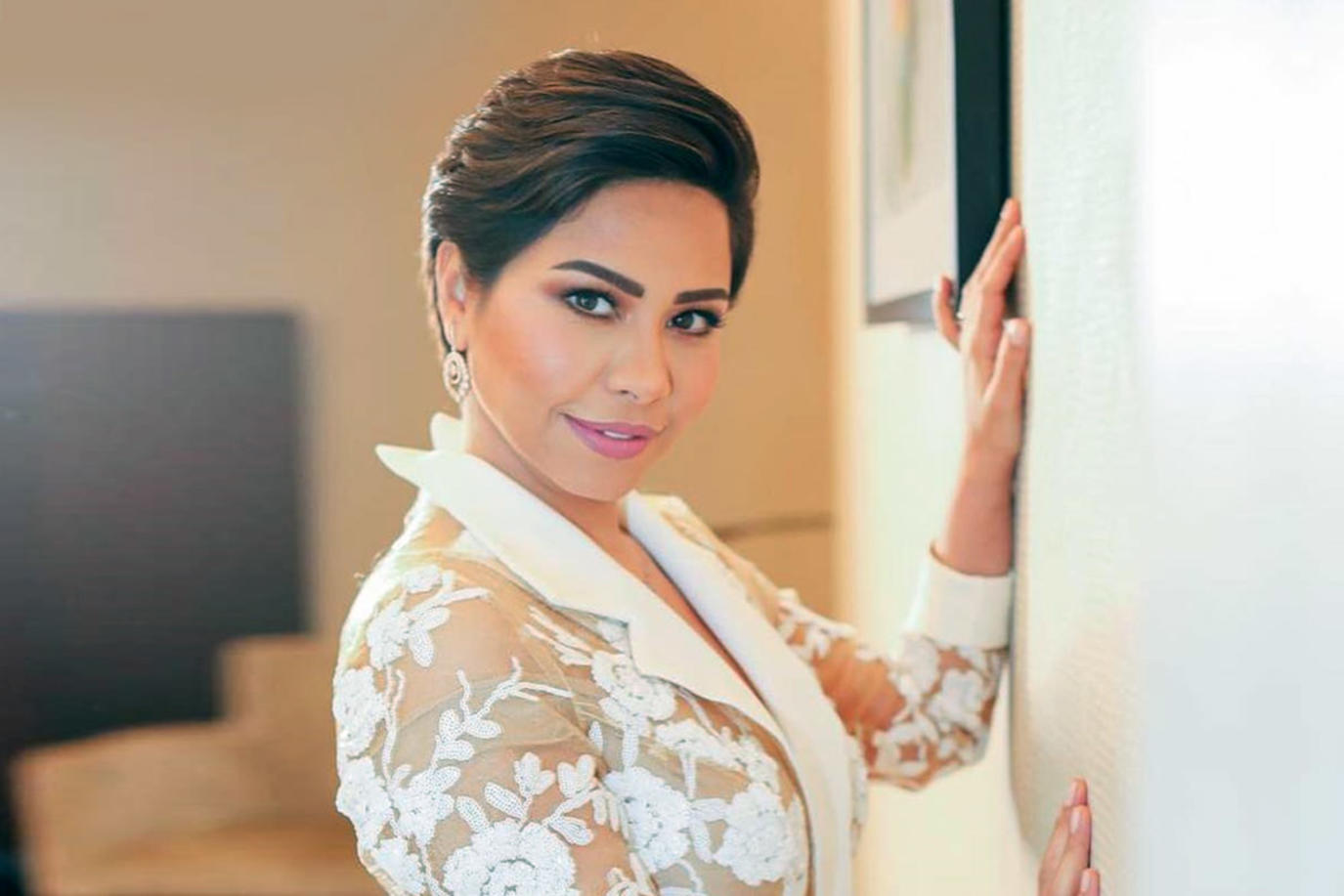 شيرين عبد الوهاب تكشف رد فعل جمهورها بعد حلاقة شعرها في حفلة أم الإمارات