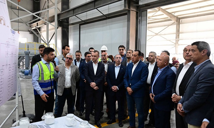 رئيس الوزراء يفتتح مصنع  رئيس الوزراء يفتتح مصنع