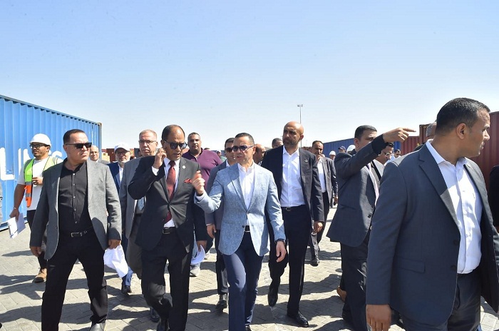 وزير الاستثمار يتفقد ميناء العين السخنة ويتابع سير العمل بمنظومة الفحص المشترك وزير الاستثمار يتفقد ميناء العين السخنة ويتابع سير العمل بمنظومة الفحص المشترك