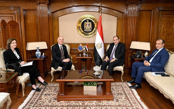 وزير الصناعة يبحث مع سفير استراليا بالقاهرة سبل تنمية العلاقات الاقتصادية بين البلدين 