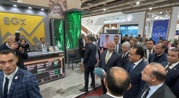 رئيس الوزراء يتفقد جناح البورصة المصرية بمعرض القاهرة الدولي للكتاب